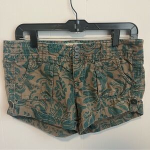 American Eagle low rise patterned shorts. Size 4